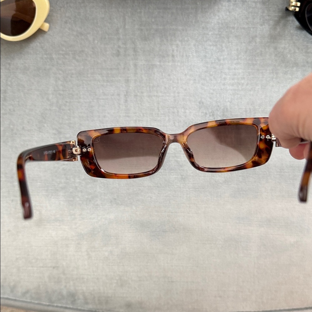 Commense Tortoiseshell Sunglasses - Picture 4 of 8